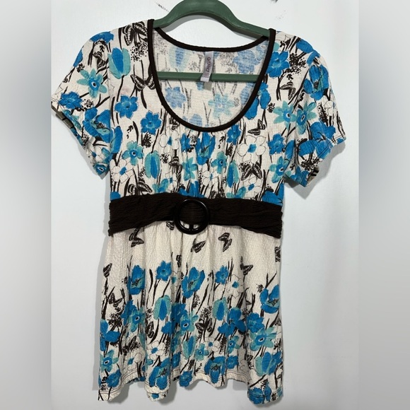 Woman’s shirt - Picture 2 of 3